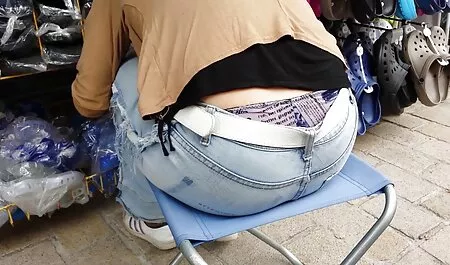 Ông phimxes nhat ban ngồi một điểm trên một chai và giật một dương vật