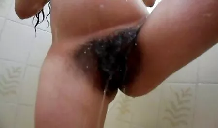 Cô gái tóc vàng màu sex nhat ban 2019 vàng với một dương vật giả màu hồng