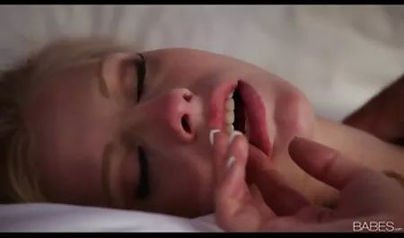Lắc mông của cô để cống tinh phim sex mới nhất của nhật bản trùng