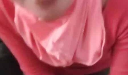 Cô ấy yêu với sex moi nhat ban giày màu hồng
