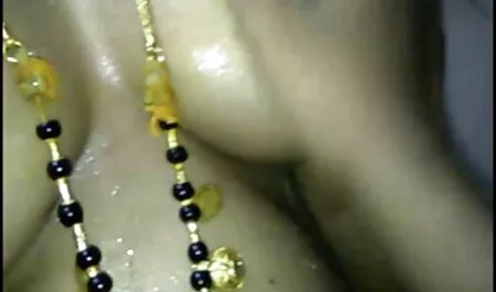 Cô gái với chèn một con gà sex moi nhat nhat ban trống giữa ngực